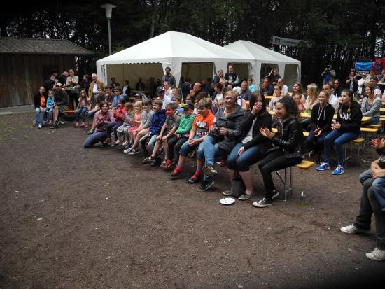 gesorgt war. Traditionell begann am Samstag dem 22. Juli 2017 das diesjährige Fest mit einer Hl. Messe unter freiem Himmel mit Pastor Eich.