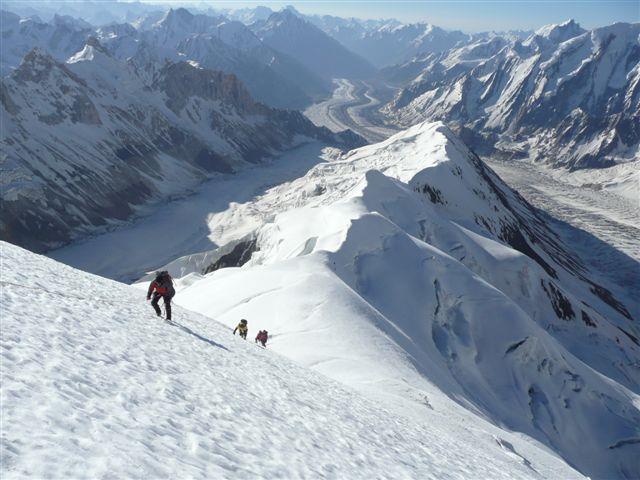 IV. Spantik Expedition 7.027 m Als ein Berg wie aus dem Bilderbuch präsentiert sich die 7.027 m hohe Gipfelpyramide des Spantik im Norden Pakistans über dem Chomo Lungma Gletscher.