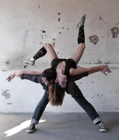FÄCHERÜBERSICHT Die vielseitige Fächerpalette der zweijährigen Ausbildung für Bühnentänzer reicht von Klassischen und Modernen Tanztechniken hin zu Zeitgenössischen und Urbanen Tanzformen.