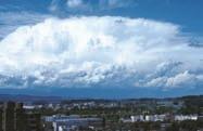 Der Altostratus geht über in sind nun die mächtigen Gewitterwolken der sich nähernden Sommer-Kaltfront zu
