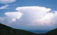 Stratus: Cirrus : Nimbus: Cumulus: Altus: Schicht Faser Regenwolke Haufen Hoch Nimbostratus Der Nimbostratus ist die eigentliche Regenwolke.