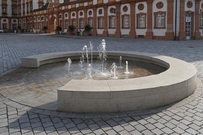 Menschen und somit Anziehungspunkt. Erst mit Zierbrunnen nahmen auch figürliche Darstellungen dort ihren Platz ein.