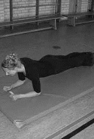 Bodenmatte Station 5 Belastung: Bauchmuskulatur Auf Ellenbogen gestützt den Körper vom Boden