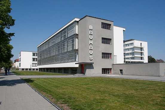Tagungsort/Anmeldung Tagungsort ist das Auditorium im historischen Bauhaus (Gropiusallee 38, 06846 Dessau-Roßlau), welches nur unweit des städtischen Zentrums von Dessau liegt.
