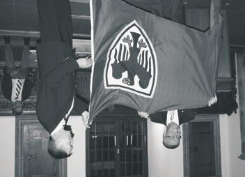 Skulls Vereinsleben Kleine und große Flaggen galt es zu überreichen, JPZ übergab dem OBM neben der Chronik eine ORV-Flagge, vom DRV-Vorsitzenden Siegfried Kaidel erhielt er die Verbandsflagge.