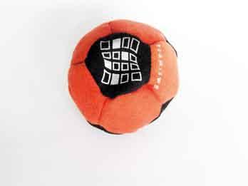 Alle Mitarbeiterinnen und Mitarbeiter erhielten einen weichen Wildleder-Knautschball aus der Hand ihrer Team- oder Bereichsleiter. Erinnern Sie sich noch?