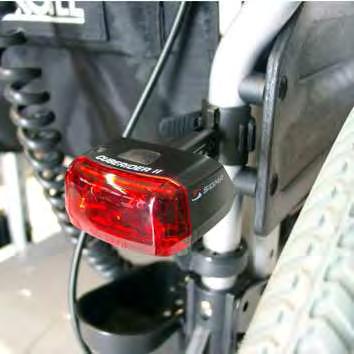 Ziehen Sie den Click & Go Compact auf den vorderen Stützrollen nach hinten aus dem Rollstuhl heraus. Klappen Sie die Einrasthilfe wieder ein. 9. Anbau der optionalen Beleuchtung Abb.