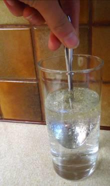Befülle das Glas zur Hälfte mit Wasser