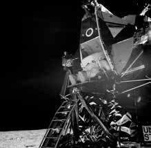 Soweit die offizielle Darstellung. Betrachtet man sich die fast aus - schließlich von Armstrong fotografierten Bilder von Apollo 11, so kommt manchmal Seltsames ans Licht.