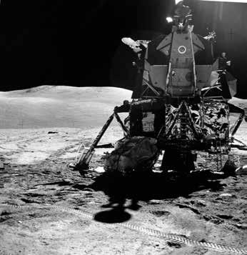 Bei Apollo 17 kommt noch hinzu, dass vor der Fähre zwar Reifenspuren zu sehen sind, der Rover jedoch ganz offensichtlich noch nicht ausgepackt ist!