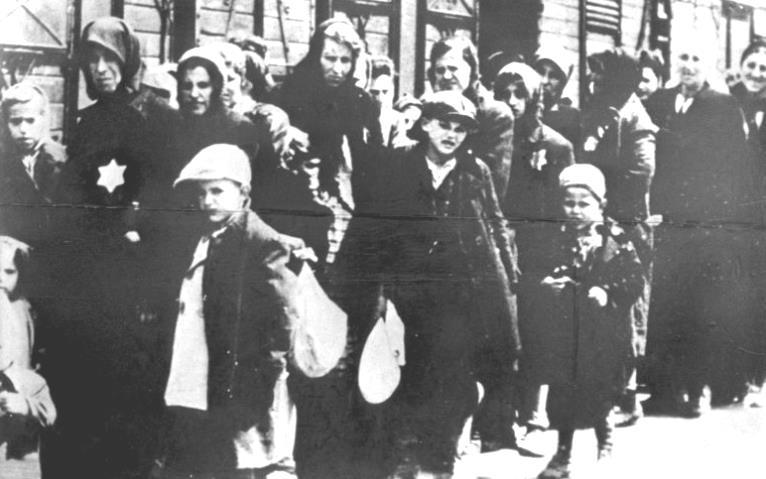 kurz darauf am 30. Oktober 1942 mit dem Zug nach Auschwitz verfrachtet. Familie van der Zyl war ebenfalls dabei.