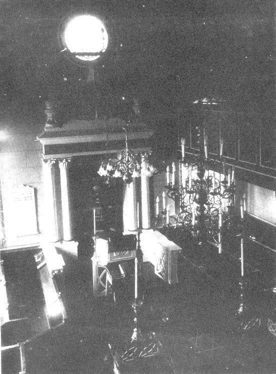 1929 feierte die Synagoge Weener in der Westerstraße ihr 100jähriges Bestehen. Alfreds Schwester Helene van der Zyl spielte im Lustspiel Der beste Arzt die Zofe Hanni.