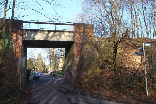 Bahnbrücke Machnower Straße Im Durchgang ist der Jahresstein der alten Brücke aus dem Jahre