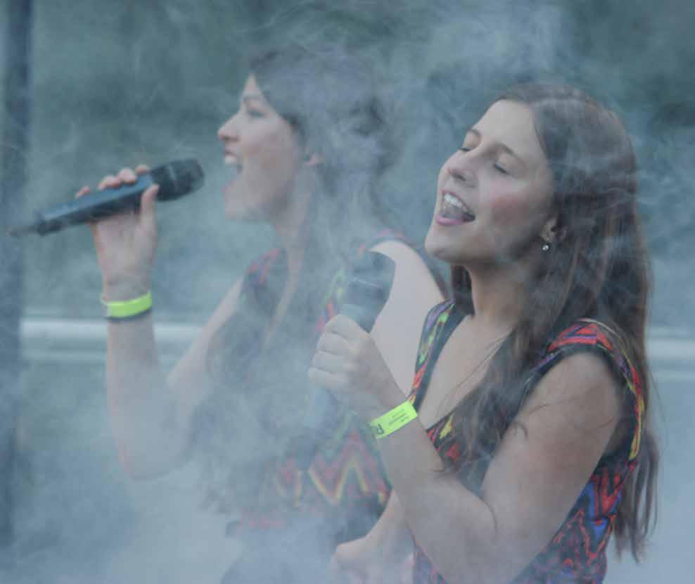 Großer Auftritt bei der ExtraSchicht 2013: Umhüllt von Nebel singen Jasmin (links) und Kryzstina im