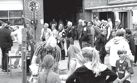 16 Gemeinde Ellingstedt Um 21.40 stand dann der König der Herren fest. Mit riesem Jubel wurde Wolfgang Naeve zum Würdenträger 2013. Kurz darauf holte sich Dörte Grönbek den Titel der Königin.