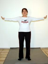 Yoga-Übung aus der Achtsamkeit: Führen Sie einatmend beide Arme so weit über Ihren Kopf, dass sich beide Handflächen berühren. Ausatmend bewegen Sie die Arme nach unten in Richtung Brustbein.