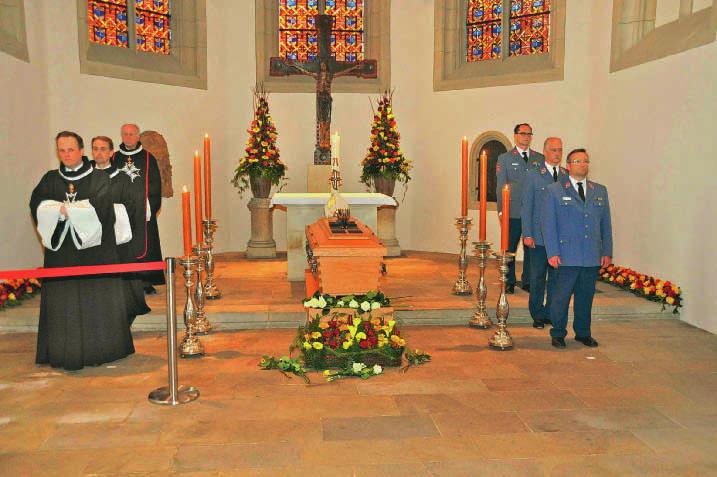 Foto: Hülsheger Ritter des Malteserordens und drei Mitglieder des Malteser Hilfsdienstes, darunter Rudolph Herzog von Croÿ, hielten die Totenwache für Altbischof Reinhard Lettmann.