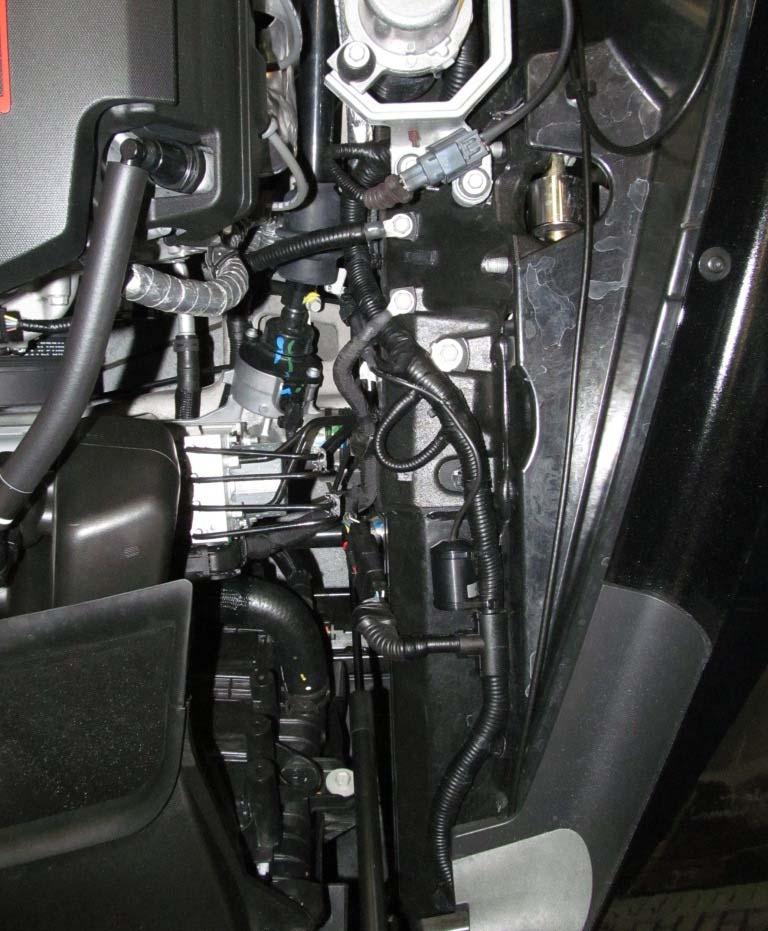 Vorderachse Front axle: Stilllegungen mit den mitgelieferten Kabelbindern am Fahrzeug montieren. Leitung der Stilllegung in den Originalstecker einstecken.