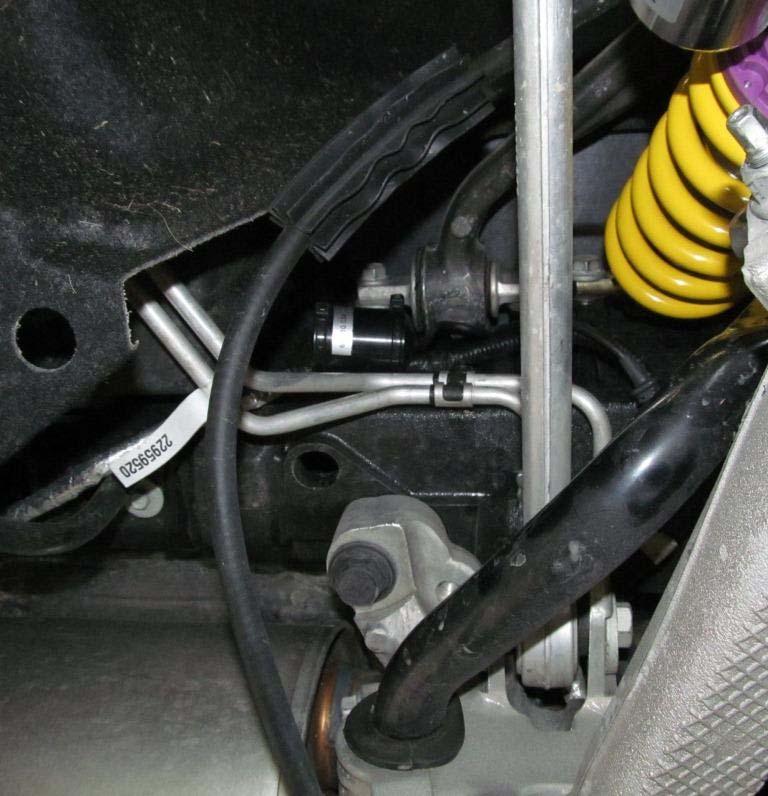 Hinterachse Rear axle: Die Stilllegung wird, wie im Bild zu sehen, unten an der Achse montiert. Hierzu muss das original Kabel zurück gelegt werden.