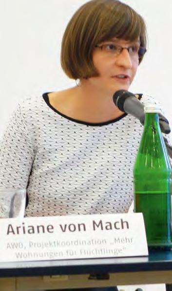 :: SOZIALPOLITIK :: 12 :: 13 Ariane von Mach und Nova Bergst, zwei Projektkoordinatorinnen der AWO Bremen für Mehr Wohnungen für Flüchtlinge, berichteten am 8. September von ihrer Arbeit.
