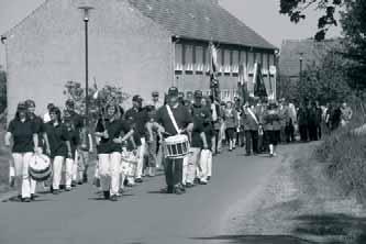 1989 die Uhr ist schon demontiert Nach einem Imbiss für die Schützenbrüder und Schützenschwestern geleitete der Putlitzer Fanfarenzug die Kutsche mit dem Schützenkönig durch das Dorf zum Schützenhaus.