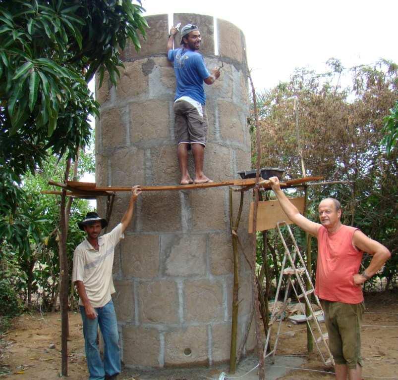 Wir sind weiterhin mit der Vorbereitung des Schulgrundstücks, das wir dem hiesigen Verein überschrieben haben, beschäftigt: Seit diesem Frühjahr haben wir ein Wasserreservoir gebaut, Wasserreservoir
