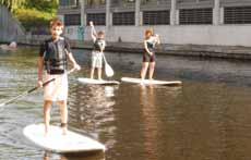 und 10,- / 5,- pro Kind Wer paddeln möchte, muss sicher schwimmen können. stand up paddling Kurse für 8 14jährige Kids Auf die Boards, fertig, los.