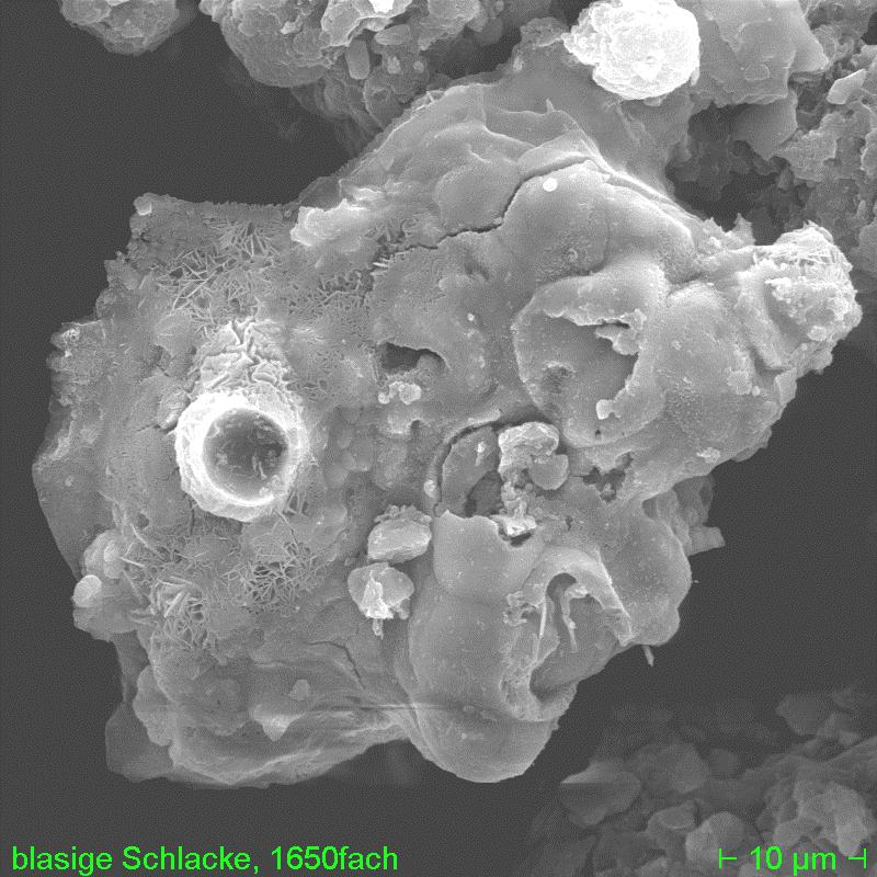 42: GS4, Webling, blasige Schlacke mit teils kristalliner Oberfläche (Zn, Fe) Oxide),