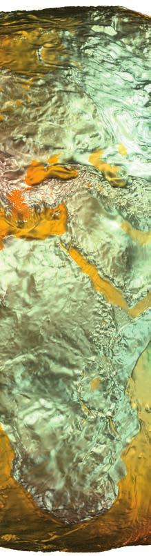 WIR UND DIE WELT Wissenschaftsbild des Monats Schönheit in der Tragik: Landschaftswandel am Toten Meer Einsturzdolinen am Toten Meer: Weiße Salzkrusten und von Eisenmineralien rot bzw.