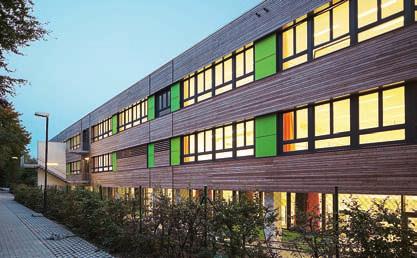 Nachhaltig und lebendig: Holz-Fassade mit frischen Grüntönen. Wiederum eine goldrichtige Entscheidung.