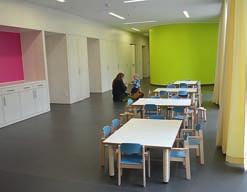 Er wird als Treffunkt, Wartebereich für Eltern, Ort für Veranstaltungen sowie als Essensbereich für den Kindergarten genutzt.