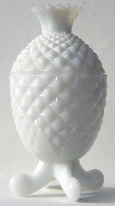 2004-1/260 Deckeldose Ananas, opak-weißes Pressglas, farbig kalt bemalt H 11,7 + 6,8 cm, D 9,6 cm