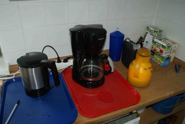 Küche Der Kaffee wird im Kaffeeautomaten zubereitet und auf einer Heizplatte warm gehalten.