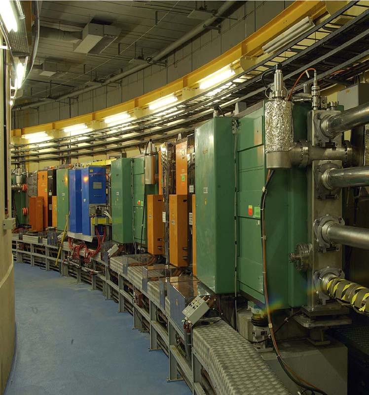 PS Booster Synchrotron-Beschleuniger ( Fokussier- & Ablenkmagnete) beschleunigt von 50 MeV auf 1,4 GeV 4 übereinander liegende Strahlrohre Beschleunigungsdauer: 1,2 Sekunden LHC-Emittanz wird hier