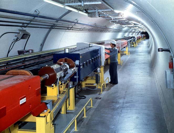 Der SPS war zunächst Fixed Target Beschleuniger, dann Collider und heute LHC-Vorbeschleuniger Umfang: 6911,55 m (größer als Tevatron (6283 m) aber mit konventionellen Magnete) max.