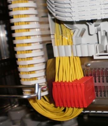 Die µ-distribution-kabel werden über den vertikalen Kabelkanal zur Kabelabfangung am Routingblock geführt.