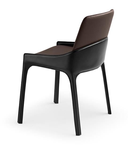 Stuhl mit Lederbezug und Innenstruktur aus Metall- und Holzrohren.