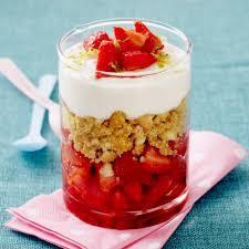 Erdbeer-Schichtdessert 5. Erdbeeren, Mascarponecreme und Amaretti lagenweise in 4 6 Dessertschalen oder -gläser füllen. Mindestens 1 Stunde kühl stellen. Zum Servieren mit Minzblättern garnieren.