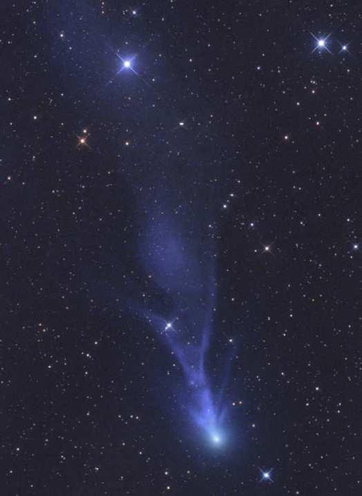 Deutlich zu sehen ist auch der helle Kometenkern inmitten der Koma. Links ein heller Stern. Details: 12 -Teleskop, Belichtung gesamt 56 Minuten. Nur 5 Tage später, am 11.