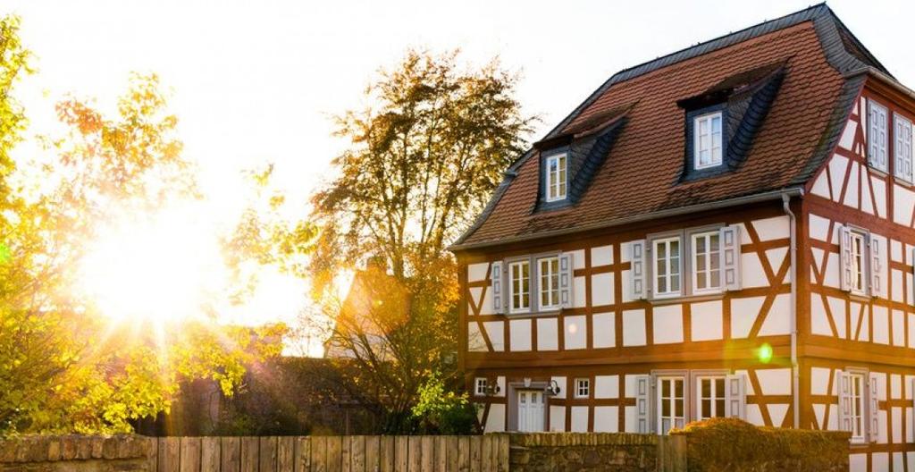 Eine gebrauchte Immobilie kaufen Thomas von Stetten - Fotolia.com DAS WICHTIGSTE IN KÜRZE 1. Beobachten Sie vor dem Kauf einer Immobilie den Markt für mindestens sechs Monate. 2.