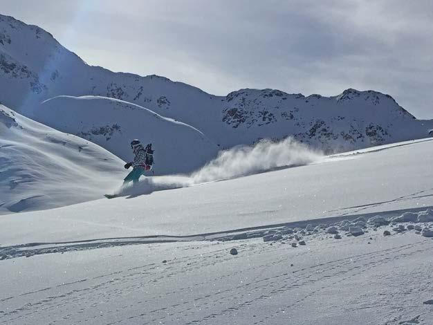 Am Donnerstagmorgen trafen wir uns wie jeden Tag zum gemeinsamen Frühstück. Danach besprachen wir den Tag, wo wir den Tiefschnee verspuren wollten und was in den Rucksack gepackt werden sollte.