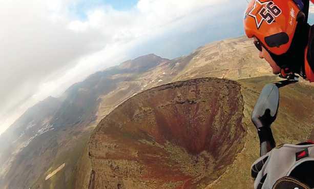 REISE INSELQUERUNG REISE INSELQUERUNG Heiße Einblicke in den Kraterkegel des Monte Corona! Bemannter Mondflug: Vulkanthermik und Lavagestein als Wegbegleiter.