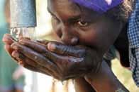 Weltweit Wasser für alle Brot für die Welt 59. Aktion setzt Zeichen für mehr Wasser-Gerechtigkeit weltweit Fast 700 Millionen Menschen weltweit haben keinen Zugang zu sauberem Trinkwasser.