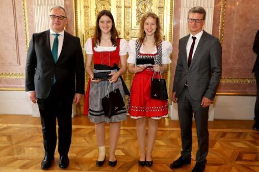 Anja- Sophia und Sarah-Luisa Reh, Gewinnerinnen des Sonderpreises des bayerischen Staatsministers für Bildung