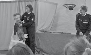 Julia Mitwollen und Rebecca Götze von der Puppenbühne der Polizei Lüneburg führten unsere Fünf- und Sechsjährigen mit viel Spaß und Kompetenz durch den Kurs Meister und Meisterinnen der Gefühle.