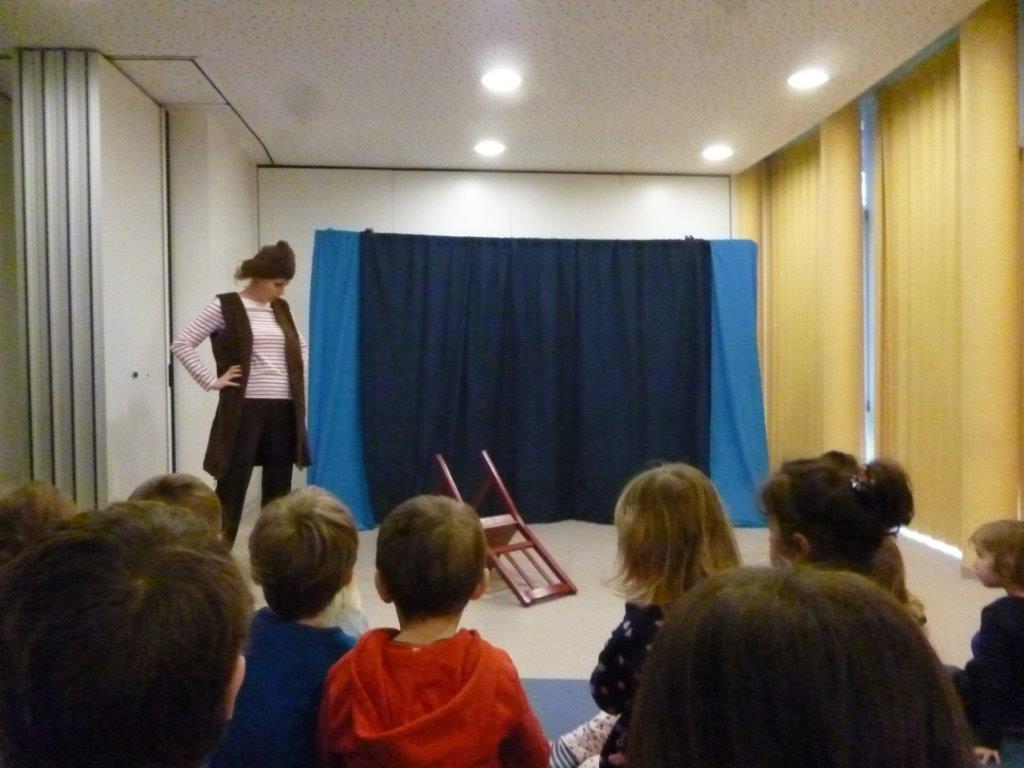 Das Theater Budenzauber war extra aus Freiburg angereist, um den Kindern das Stück Nicke findet einen Stuhl nach einer Geschichte von Sven Nordqvist (Regie: Steffi Bürger) zu präsentieren.