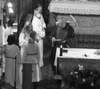 Pfarrei Drügendorf Während des Vorabend-Gottesdienstes zum 1. Advent wurden Julia Först und Alina Winkler aus Drügendorf durch Herrn Pfarrer Schirner in den Ministrantendienst aufgenommen.
