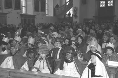 Aktuelles Sternsingeraktion 2013 9.00 Uhr Gewusel im Jugendheim über 100 Sternsingermädels und - jungen kamen als Könige bekleidet aus all unseren Ortschaften.