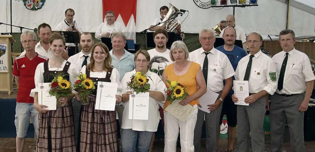 50 Jahre dabei ist Eduard Haas und die Bezirksnadel in Silber ging an Andreas und Johannes Graf, Anja Langenfelder, Anika Teufel, Anja Wolf und Matthias Adelhardt.