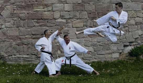 6 Bayreuth Karate-Zentrum Shogun Der Bayreuther Chefinstruktor Henry Landeck, 6. Dan, Japan Karate Association, führte zwei seiner Schüler zum 3. Dan. Sie legten die Prüfungen beim Karate-Welttreffen in Tamm ab.